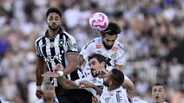 Chris Ramos tenta o cabeceio; Botafogo x Santos; Brasileirão 2025.(Imagem:André Durão)
