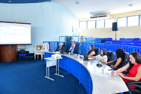 Vereadores de Floriano recebem equipe contábil da Prefeitura para discutir a LOA 2024(Imagem:CMF)