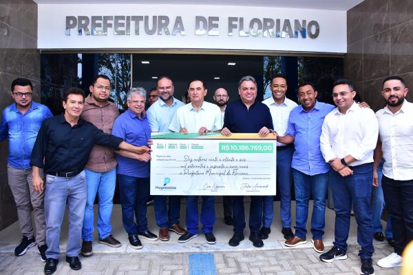 Vereador Felipe Vieira participa de anúncio de mais de R$ 10 milhões para a saúde de Floriano.(Imagem:Secom)