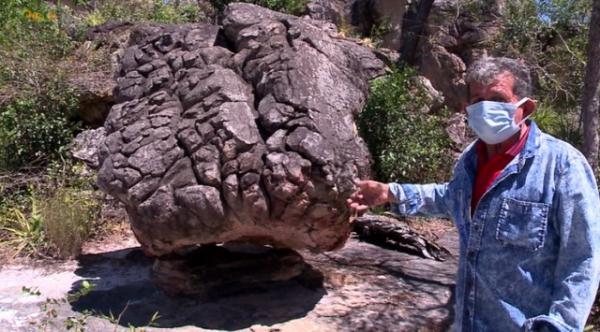 Idoso é encantado com as formações rochosas e pinturas rupestres.(Imagem:TV Clube)