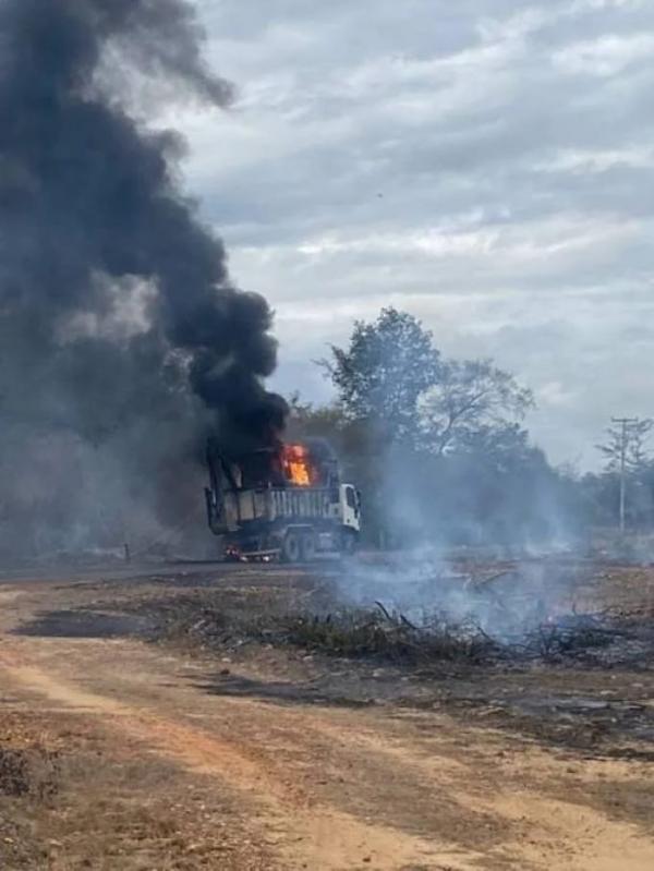 Caminhão da prefeitura de Amarante pega fogo após ser atingido por fio(Imagem:Reprodução)