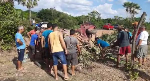 Motorista perde controle de carro após desviar de animal na rodovia PI-113; três pessoas ficaram feridas.(Imagem:Reprodução/ Redes sociais)