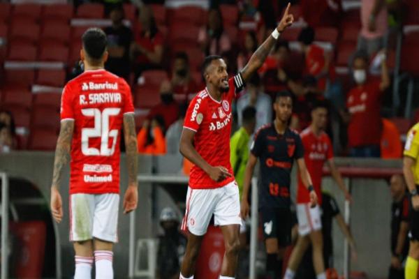 Edenílson foi a grande estrela do Athletico na vitória diante do Internacional(Imagem:Maxi Franzoi)