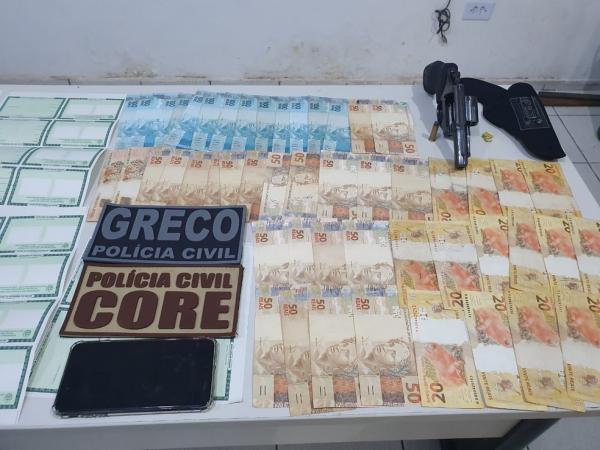 Polícia encontrou R$ 3.500 com o suspeito, oriundo da venda dos documentos desviados.(Imagem:Divulgação/Polícia Civil do Piauí)