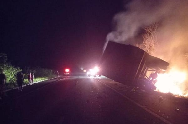 Dois morrem carbonizados após colisão entre ambulância e caminhão no Piauí(Imagem:Reprodução)