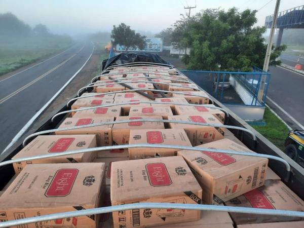 Caminhão que transportava cigarros contrabandeados na BR 343 em Piracuruca.(Imagem:Divulgação/PRF)