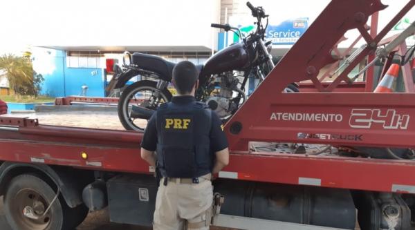 Os policiais abordaram a motocicleta que era conduzida por um homem de 58 anos que não utilizava o capacete de segurança e transitava de forma perigosa na rodovia.(Imagem:PRF)