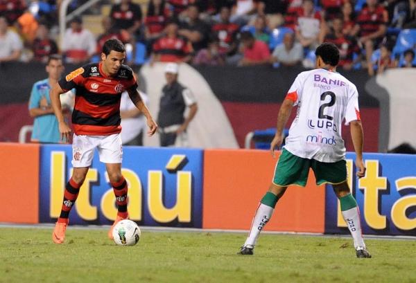 Ramon parte para cima da marcação em Flamengo x Portuguesa, em 2012.(Imagem:Alexandre Vidal/Flamengo)