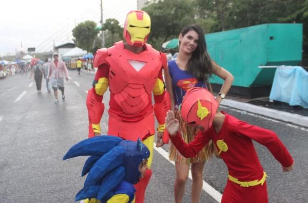  Foliões curtem a festa do Corso de Teresina 2020.(Imagem: Laura Moura / G1 )