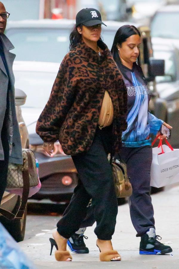 Rihanna passeia em NY.(Imagem:The Grosby Group)