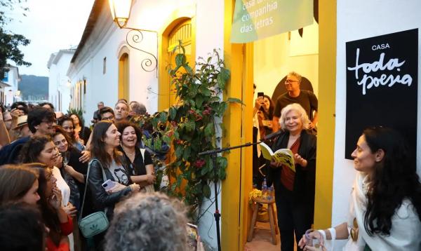 A poeta Alice Ruiz participa da homenagem a Paulo Leminski na Casa Toda Poesia da Companhia das Letras durante a 23ª Festa Literária Internacional de Paraty.(Imagem:Rovena Rosa/Agência Brasil)