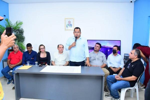  Prefeitura de Floriano assina ordem de servi&ccedil;o para constru&ccedil;&atilde;o de UBS no Cajueiro II.(Imagem:Secom)