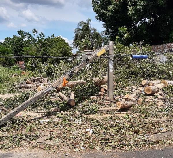 O fornecimento de energia também foi prejudicado pela alta incidência de descargas atmosféricas e objetos metálicos lançados sobre a rede, como placas e outdoor, como registrado no(Imagem:Reprodução)