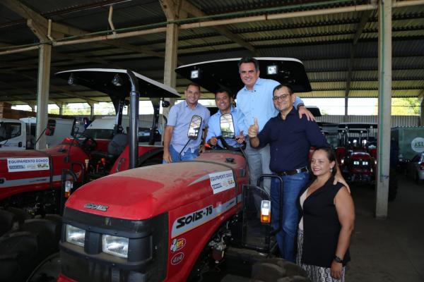 Ciro realiza entrega de equipamentos agrícolas com diversos prefeitos.(Imagem:Ascom)