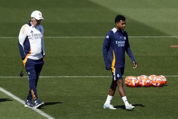 Ancelotti e Rodrygo em treino do Real Madrid.(Imagem:REUTERS)