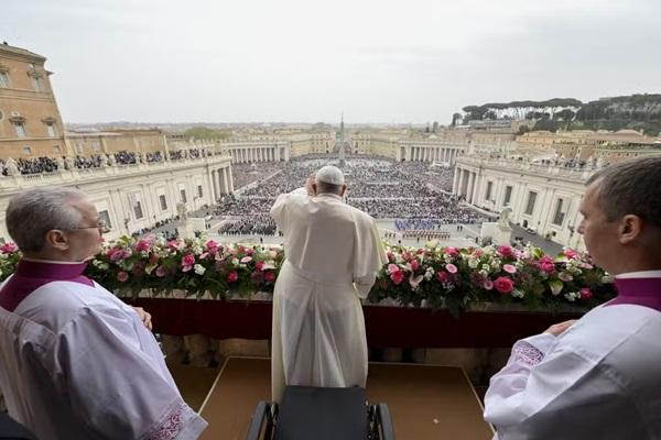 Foto divulgada pelo Vaticano mostra o Papa Francisco durante a mensagem pascal na galeria central da Basílica de São Pedro(Imagem:Handout / VATICAN MEDIA / AFP)