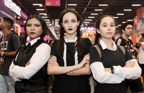  As fãs Cristina, Luiza e Ana Paula vestidas como Wandinha.(Imagem:Celso Tavares/g1 )