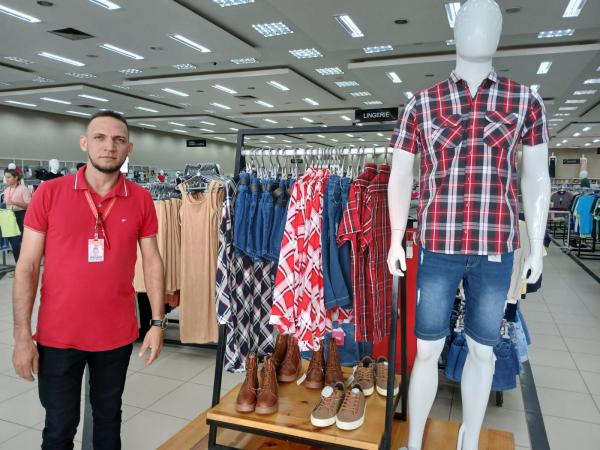 Wagner, chefe do setor de confecções do Armazém Paraíba.(Imagem:FlorianoNews)