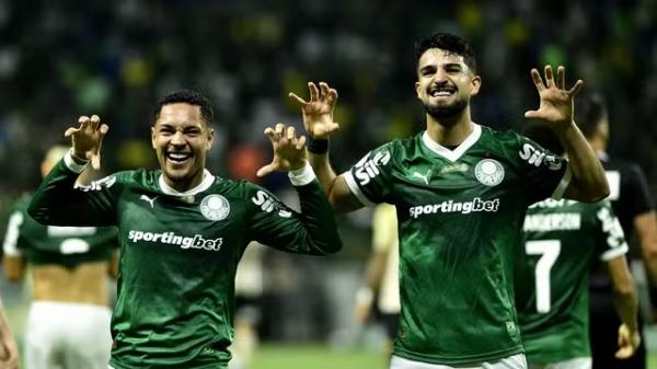 Vitor Roque e Flaco López comemoram gol do Palmeiras contra Vasco.(Imagem:Marcos Ribolli)