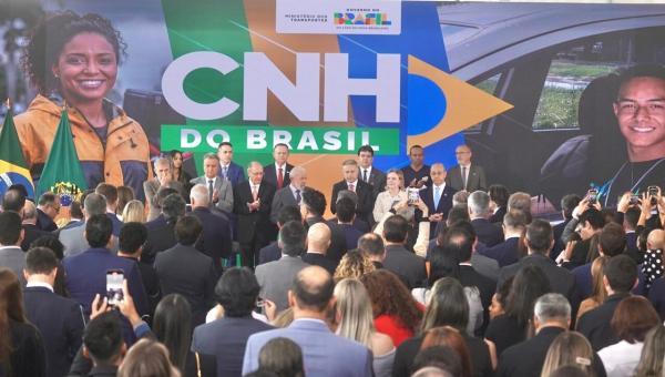 Ao lado do presidente Lula, Rafael Fonteles destaca impacto da redução de quase 80% no custo da Carteira de Habilitação(Imagem:Renato Braga)