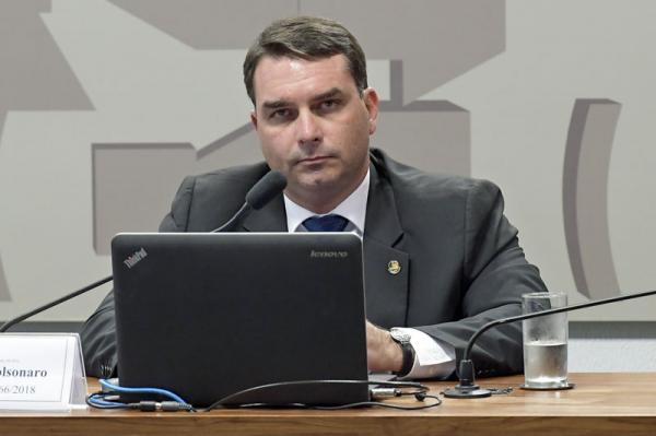 Flávio Bolsonaro pagou R$ 181 mil à vista em imposto e taxas em compra de mansão(Imagem:Waldemir Barreto)