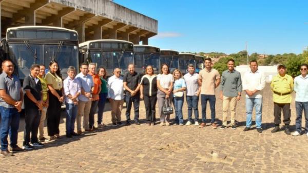 A nova frota é composta por ônibus e vans que vão levar os alunos da zona rural até às suas escolas.(Imagem:CMF)