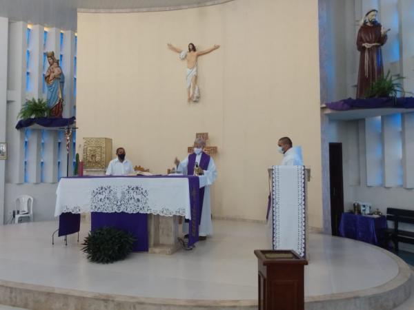 Fiéis da Igreja Católica celebram a Quarta-Feira de Cinzas em Floriano(Imagem:FlorianoNews)