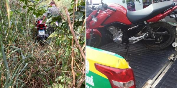 PM encontra motocicleta roubada abandonada em terreno baldio em Floriano.(Imagem: Reprodução/Instagram )