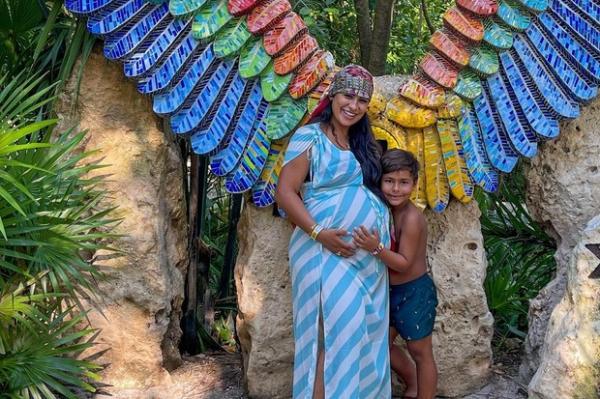 Simone exibe barrigão de 5 meses em foto coladinha ao filho(Imagem:Reprodução)