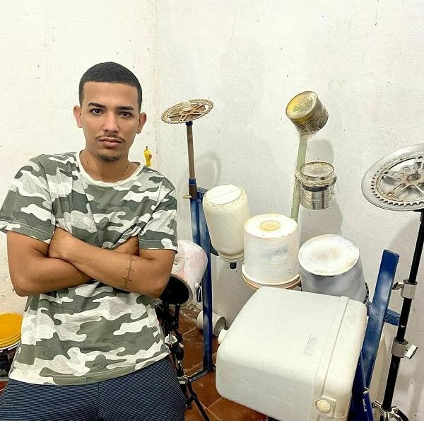  Em visita ao Piauí, Léo Santana presenteia com bateria fã que viralizou por tocar com materiais reciclados.(Imagem:Reprodução/Redes Sociais )