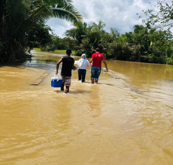 Profissionais de saúde atravessam riacho para vacinar idosos no Piauí.(Imagem:Arquivo Pessoal/Joana Rocha)