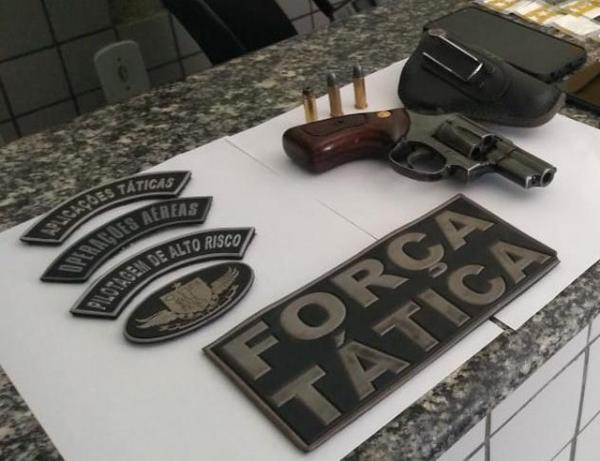 Um revólver foi apreendido com um dos suspeitos de tráfico de drogas.(Imagem:Divulgação/Polícia Militar do Piauí)