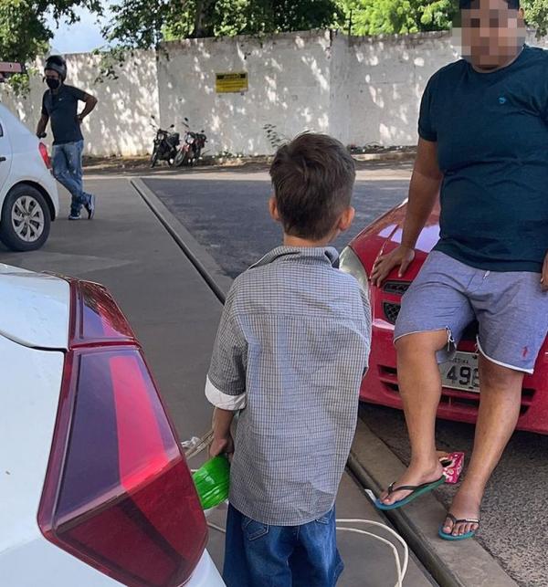 Menino foi resgatado após pedir dinheiro para comida em um posto de combustíveis em Teresina.(Imagem:Arquivo Pessoal/Samanta Dourado)