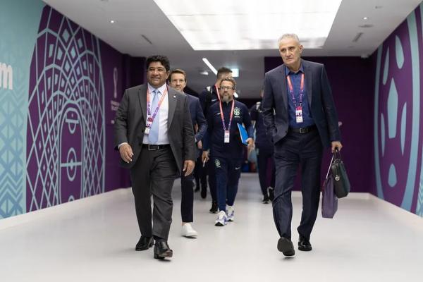 Tite com o presidente da CBF e atrás Juninho e o auxiliar Cléber Xavier.(Imagem:Lucas Figueiredo/CBF)