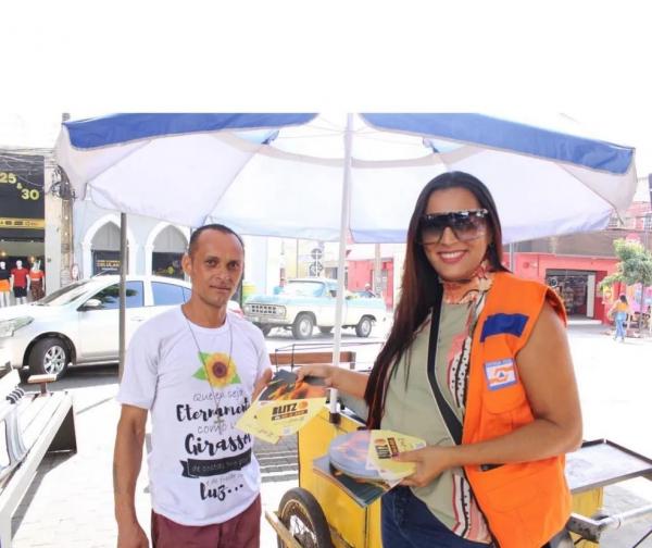 Blitz do B-r-o-bró distribui informação, no Centro de Teresina, sobre os riscos do calor à saúde.(Imagem:Divulgação/Sedec)