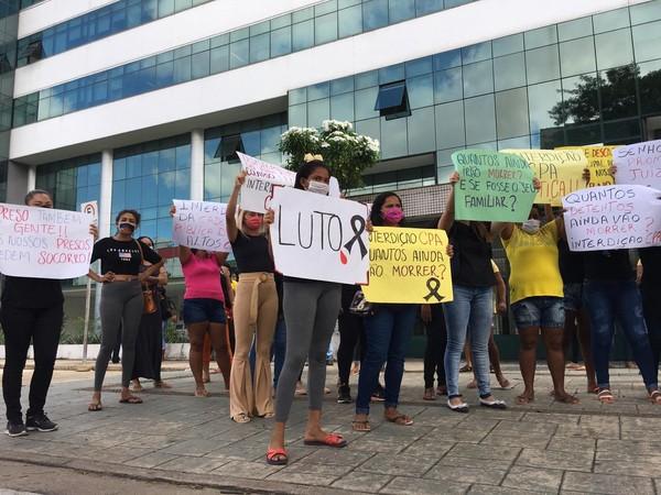 Familiares de presos da Cadeia Pública de Altos fazem protesto diante do Tribunal de Justiça, em Teresina (PI).(Imagem:Murilo Lucena/ TV Clube)