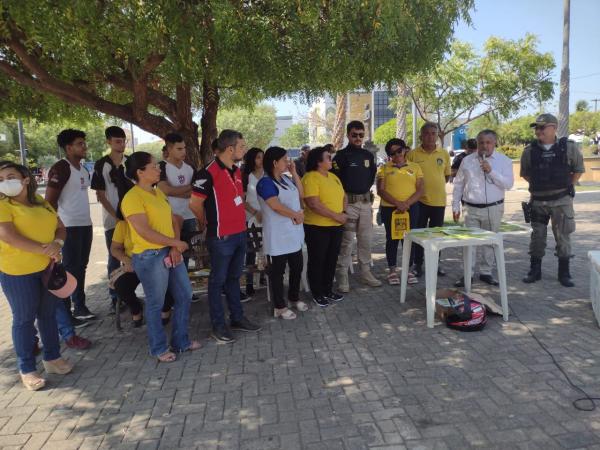 Ação na Praça Dr. Sebastião Martins sensibiliza sobre a importância do trânsito seguro em Floriano.(Imagem:FlorianoNews)