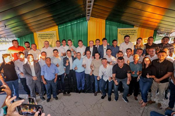 Prefeitos recebem máquinas retroescavadeiras e destacam múltiplos benefícios para prestação de serviços públicos(Imagem:Gabriel Paulino)