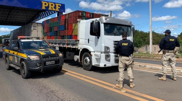 No momento da abordagem, o condutor tentou enganar os policiais apresentando uma CNH de outra pessoa.(Imagem:PRF)