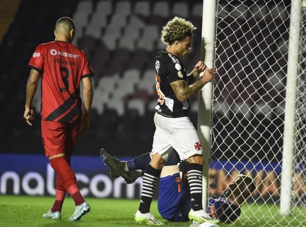  Figueiredo lamenta chance perdida em Vasco x Athletico-PR.(Imagem: André Durão/ge )