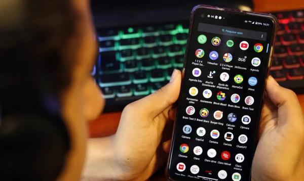 Proposta obriga plataformas a adotar medidas contra crimes na internet(Imagem:Bruno Peres/Agência Brasil)