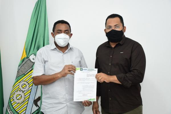 Prefeito de Floriano, Joel Rodrigues e o vereador Dessim Almeida.(Imagem:Secom)