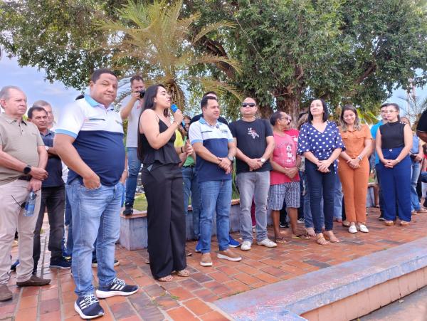 https://www.florianonews.com/noticias/prefeito-gleydson-resende-entrega-nova-ambulancia-e-anuncia-obras-de-pavimentacao-112462.html(Imagem:FlorianoNews )