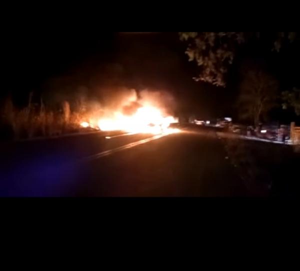 Carro com paredão de som pega fogo durante festa na zona rural de Floriano(Imagem:Reprodução)