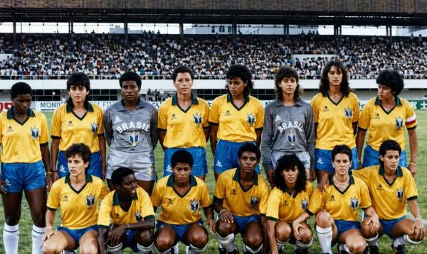 Jogadoras da Sele&ccedil;&atilde;o brasileira de Futebol Feminino de 1988 posada. Em p&eacute;: Pelezinha, Suzana, Lica, Flordelis, Suzy, Simone, Elane e Fia. Agachadas: Russa, Roseli, Fanta, Michael Jackson, Marcinha, Sandra e Sissi.(Imagem:Acervo Museu do Futebol/Divulga&ccedil;&atilde;o)