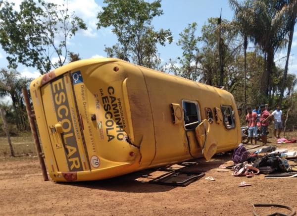 Ônibus capota com estudantes no município de José de Freitas, no PI.(Imagem:Divulgação)