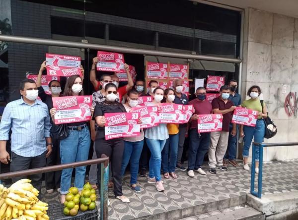 Servidores fizeram manifestação diante da agência do INSS no Centro de Teresina.(Imagem:Antônio Fernandes/g1)