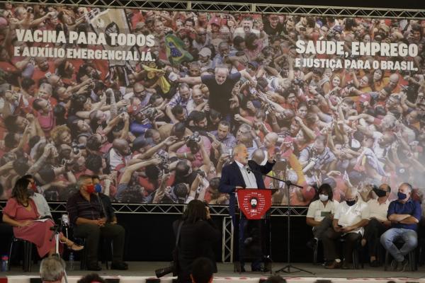 Lula faz pronunciamento na sede do Sindicato dos Metalúrgicos em São Bernardo do Campo (SP), na quarta: ex-presidente defendeu vacina.(Imagem:Andre Penner/AP)