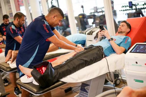 Jorginho em tratamento no departamento médico do Flamengo.(Imagem:Gilvan de Souza / Flamengo)