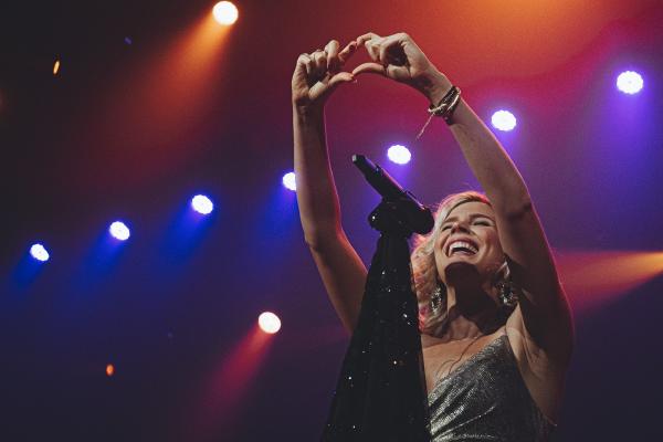 Joss já esteve no Brasil outras cinco vezes e para shows muito maiores, como no Rock in Rio 2011, mas o público menor não parecia ser nenhum problema. Logo depois de abrir com